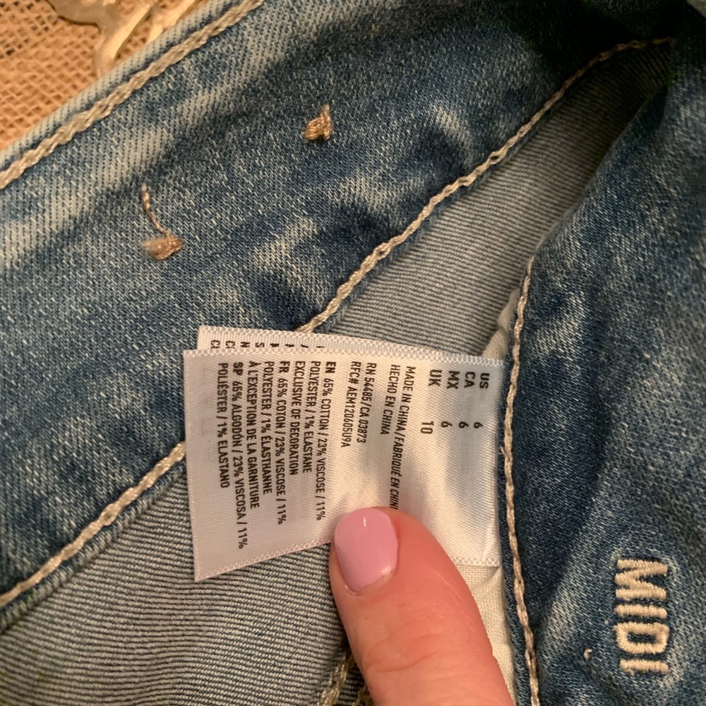 American eagle cutest stretch jean shorts! Size 6 - Picture 2 of 4